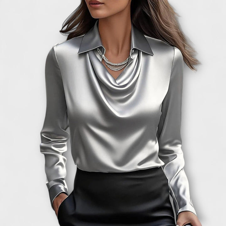 Blusa brillante con cuello fruncido