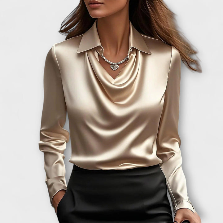 Blusa brillante con cuello fruncido