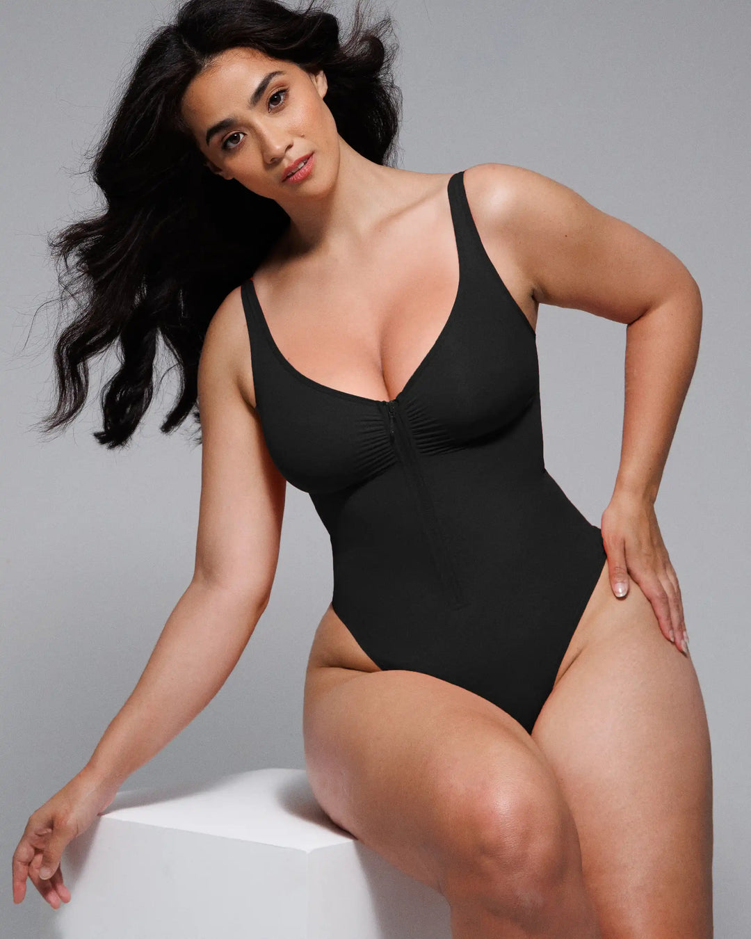 Body moldeador con cremallera frontal y corte tanga