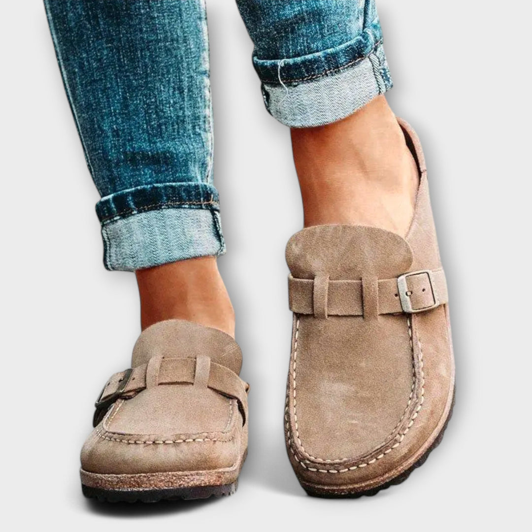 Mocasines para dama con hebilla decorativa