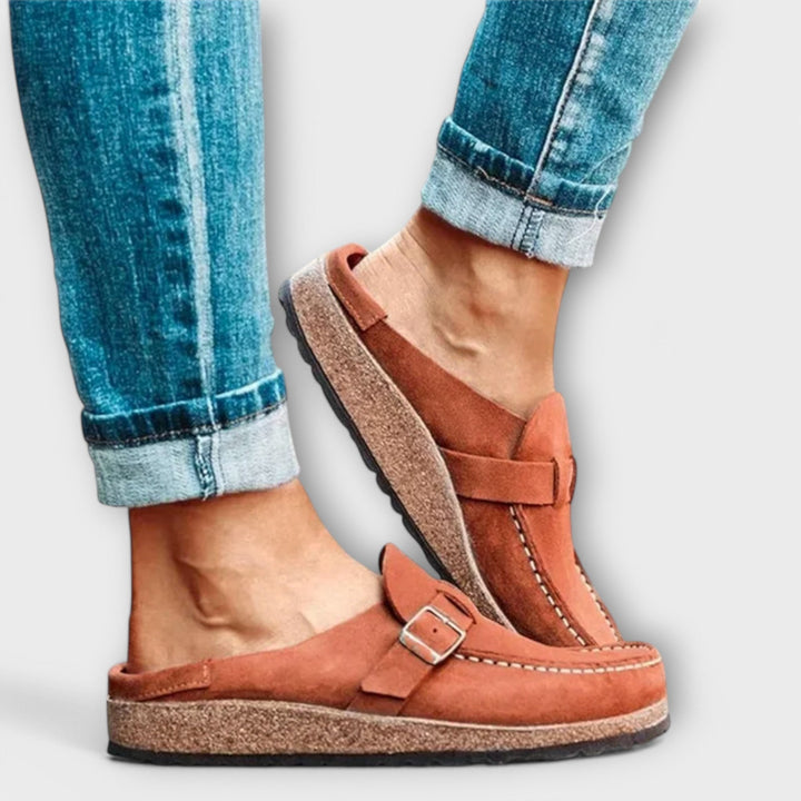 Mocasines para dama con hebilla decorativa