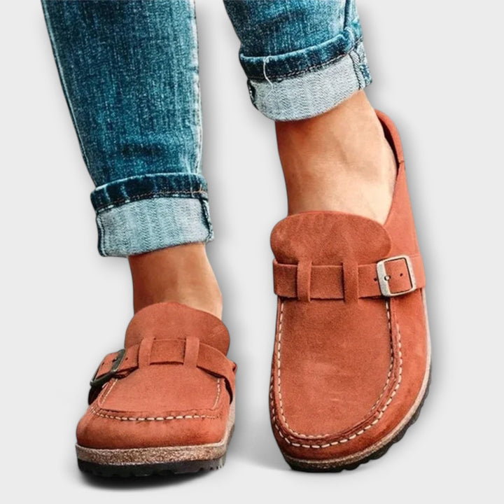 Mocasines para dama con hebilla decorativa