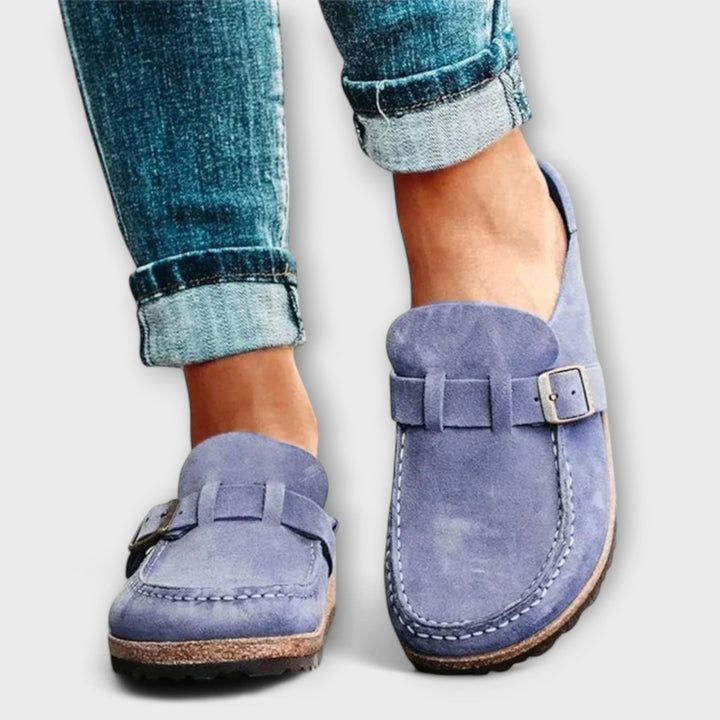 Mocasines para dama con hebilla decorativa