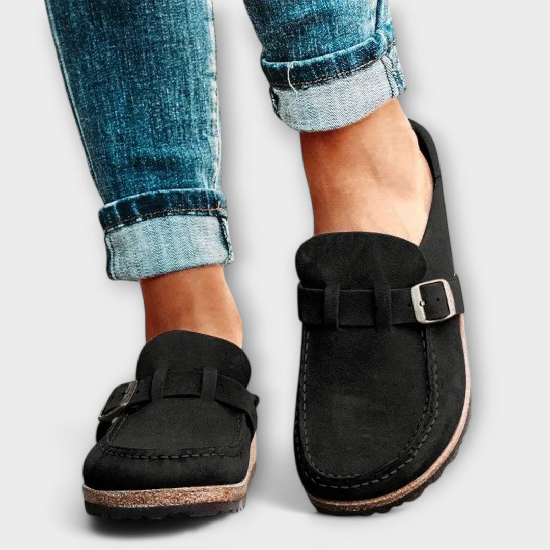 Mocasines para dama con hebilla decorativa