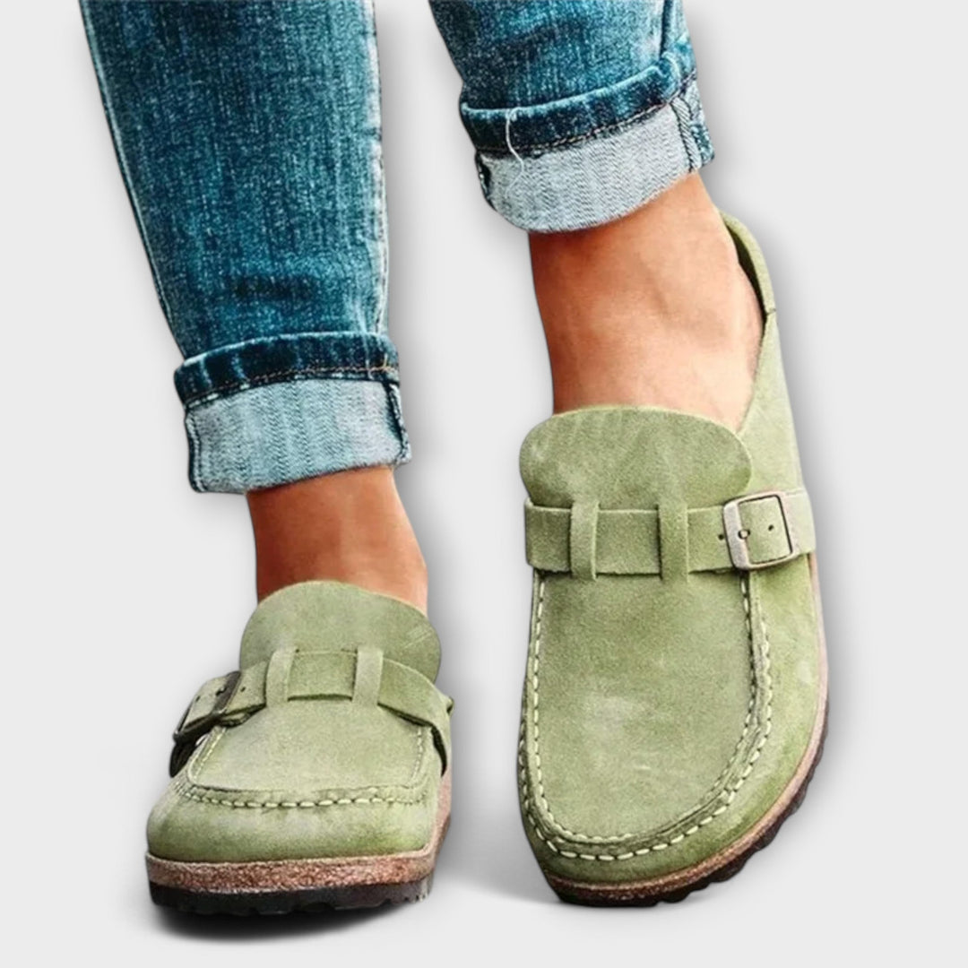 Mocasines para dama con hebilla decorativa